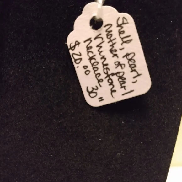 !!SALE!!Lovely Shell, mother of Pearl flowers, rhinestone necklace. NEW. - Picture 2 of 4